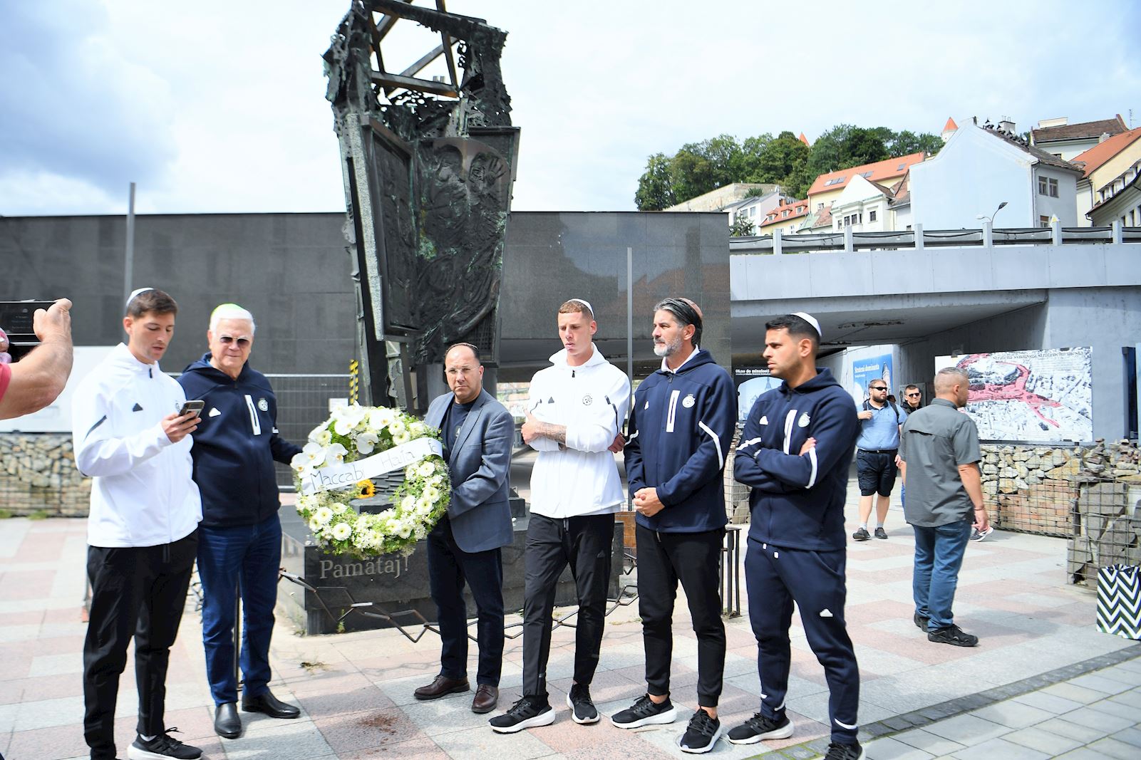 ביקור באנדרטת השואה בברטיסלבה