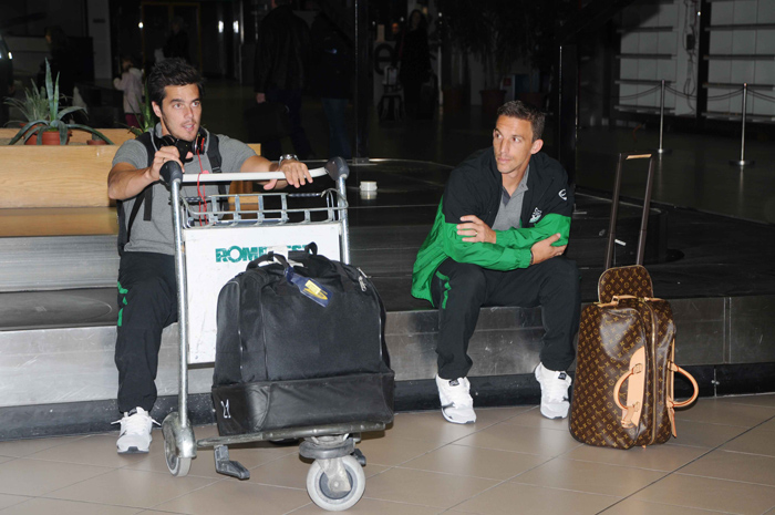 גוסטבו בוקולי ותמיר כהן ממתינים בשדה התעופה הרומני. צילום: ראובן כהן